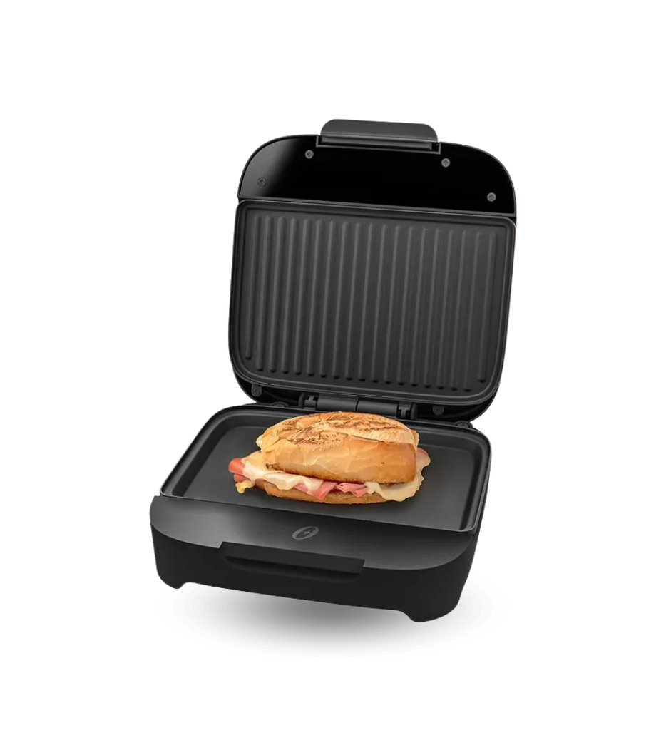 Sandwichera Oster Compacta Platos Hondos CKSTSM400-013 Color Negro